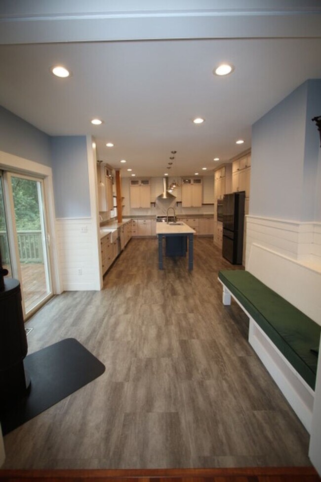Building Photo - 9010 Sahalee Dr