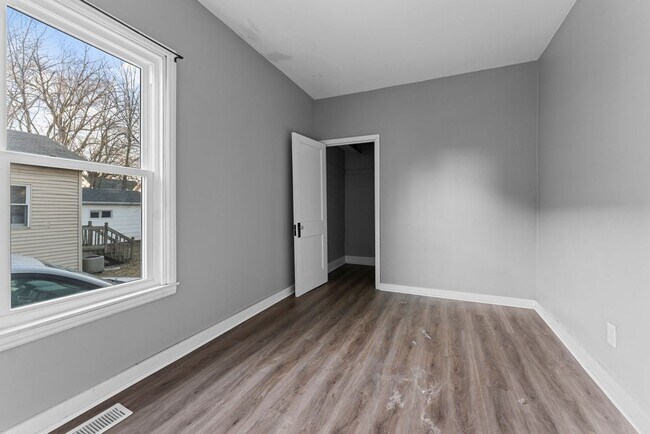 Building Photo - 212 W 8th Ave