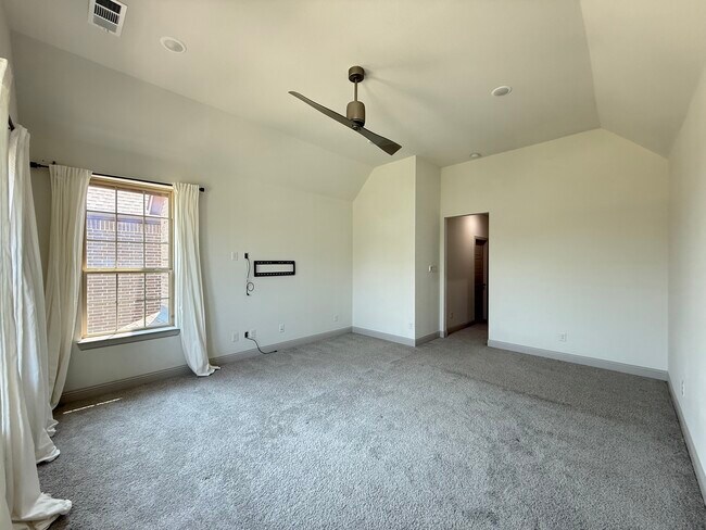 Building Photo - 620 Courtyard Ln