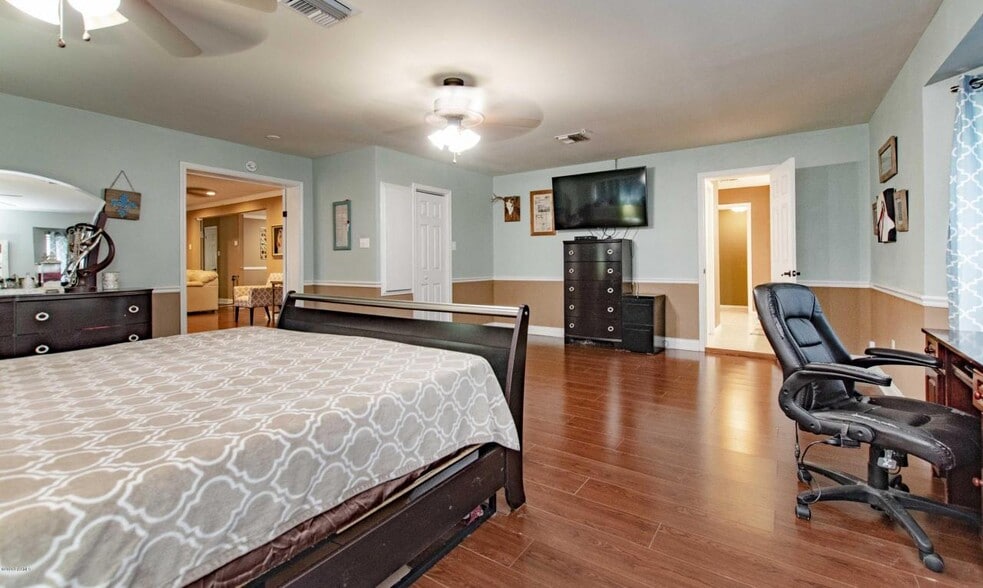 Master bedroom - 210 N William Dr