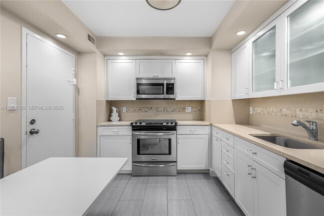 Building Photo - 9225 Collins Ave