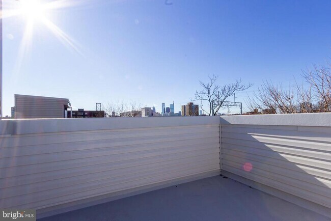 Building Photo - 1544 N Darien St