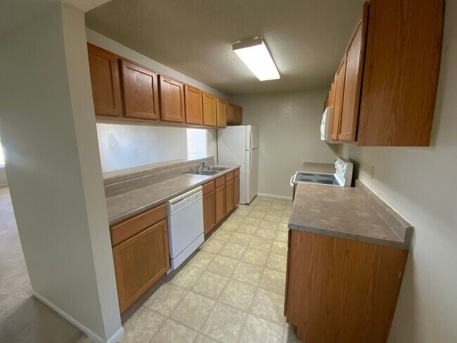 Building Photo - 3 Bedroom 2 Bathroom Duplex