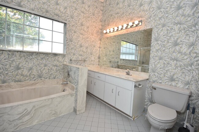 Building Photo - Salt water canal, 2 story home