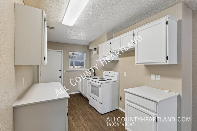 Building Photo - 119 Woodman Dr