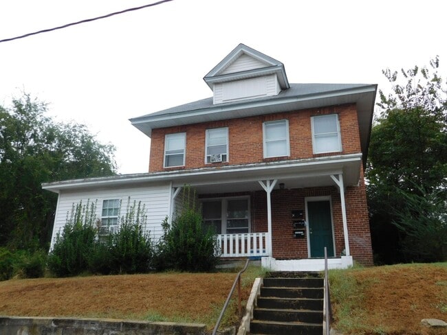 Primary Photo - 601 E Broadway