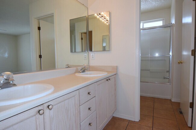 Building Photo - Great location! Nice 3Br, 2.5Ba Near Alame...