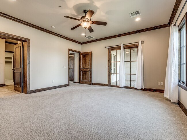 Building Photo - Luxury Townhome in Edmond + Near Rose Cree...