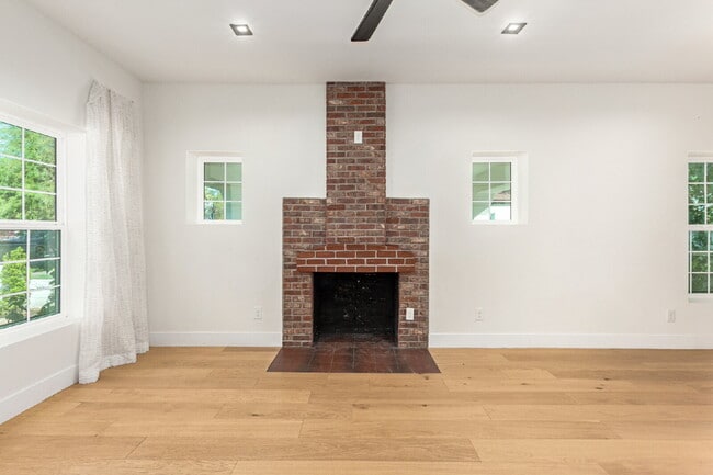 Building Photo - Gorgeous 2-Bed, 2-Bath duplex in the Garfi...