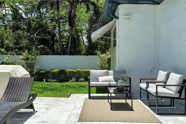 Building Photo - 660 NE 121st St