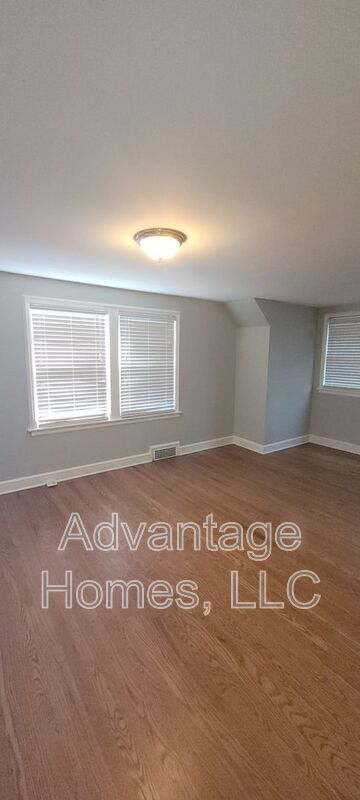 Building Photo - 200 E 73rd Terrace