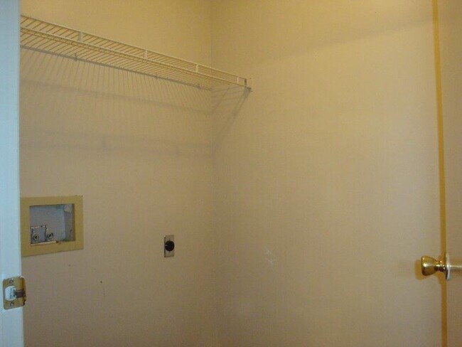 Building Photo - CUTE 2BR/2.5BA town house close to everything!