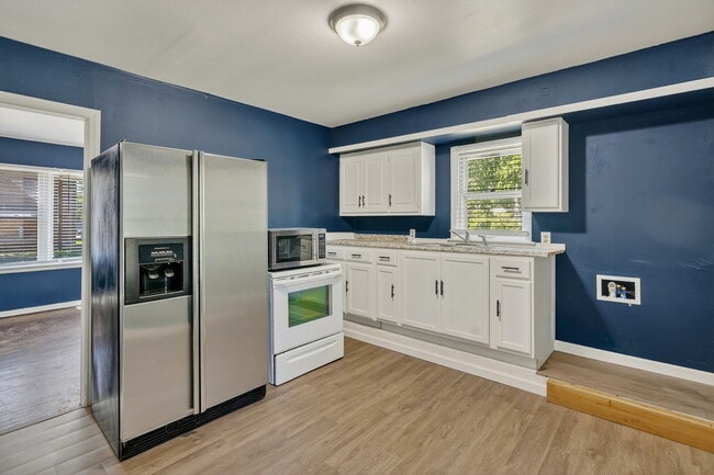 Building Photo - College Duplex