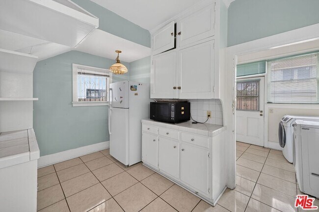 Building Photo - 2215 W 21st St