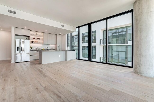 Building Photo - 610 Davis St