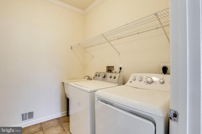 Building Photo - 9874 Foxhill Ct
