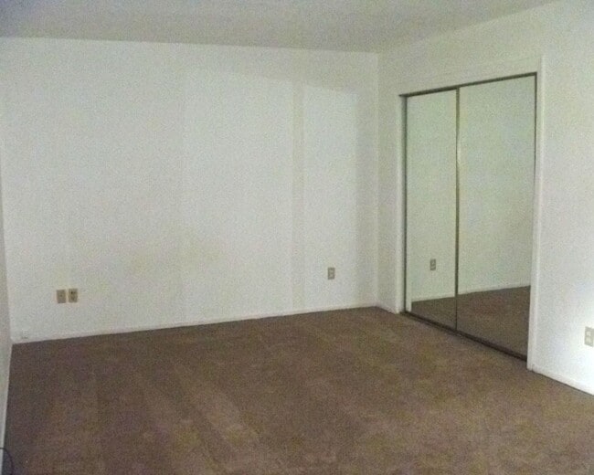 Building Photo - Southwood Glen - Newly painted!!