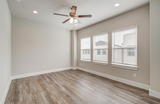 Building Photo - 1741 Cove Cres Ct