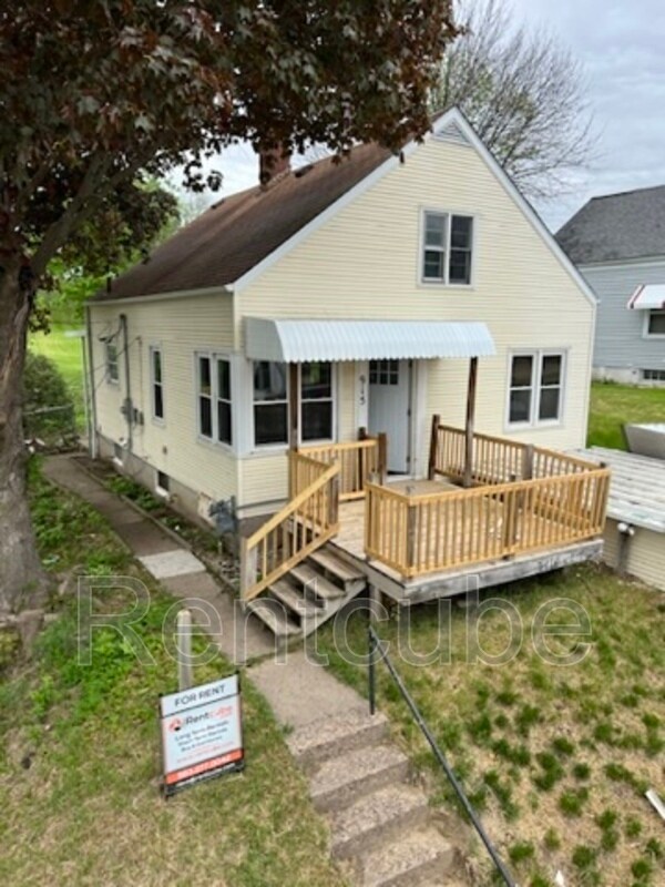 Primary Photo - 915 Pleasant St