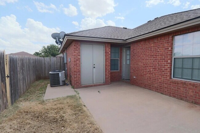 Building Photo - Great 3/3/2 Duplex!