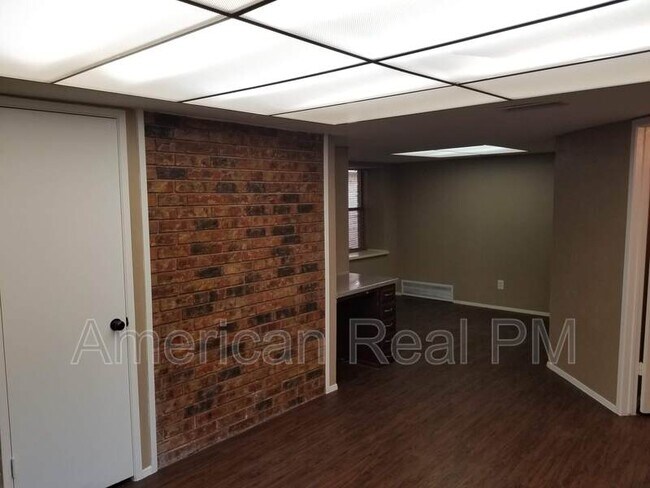 Building Photo - 801 Wood Glen