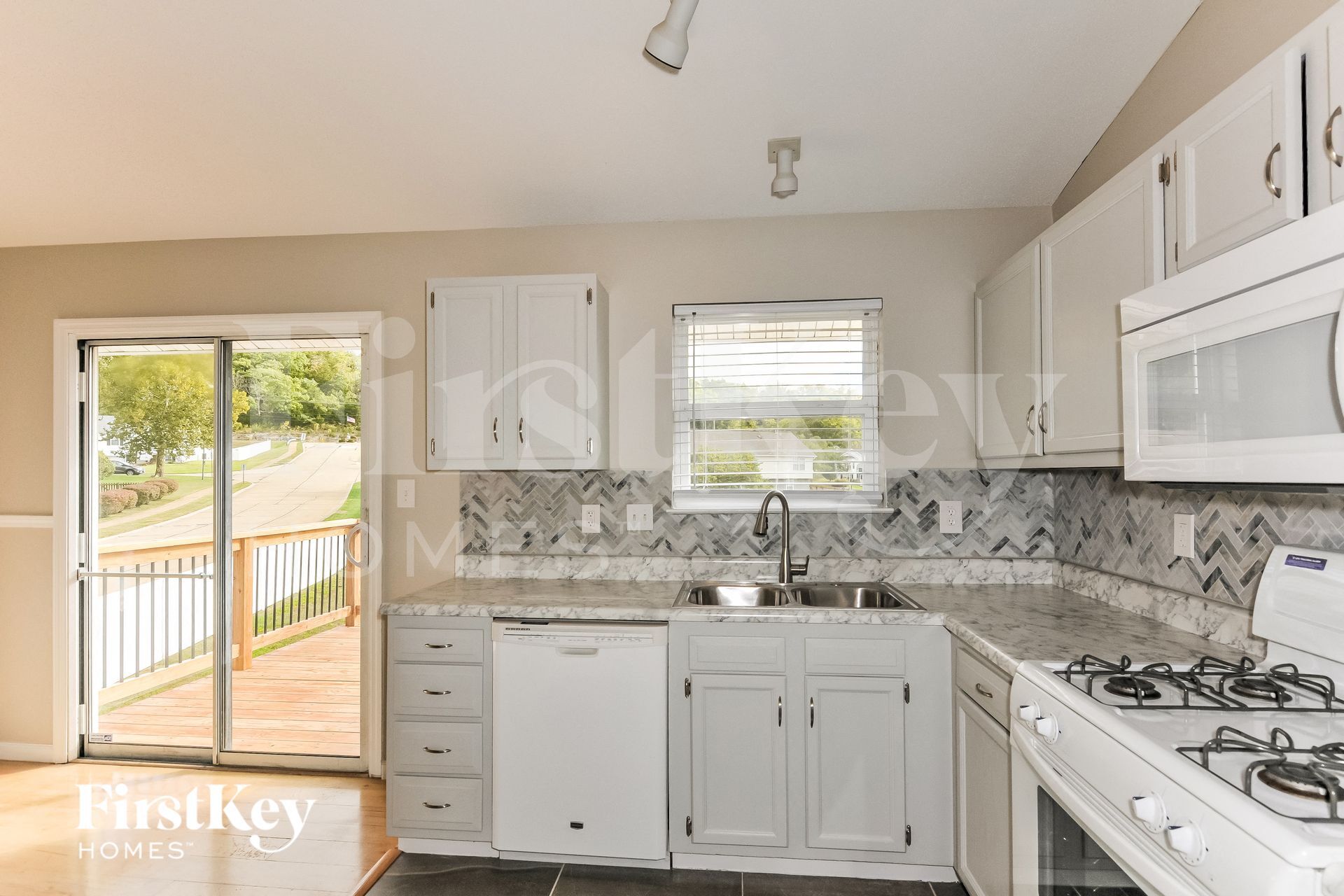 Building Photo - 2487 Waterfront Dr