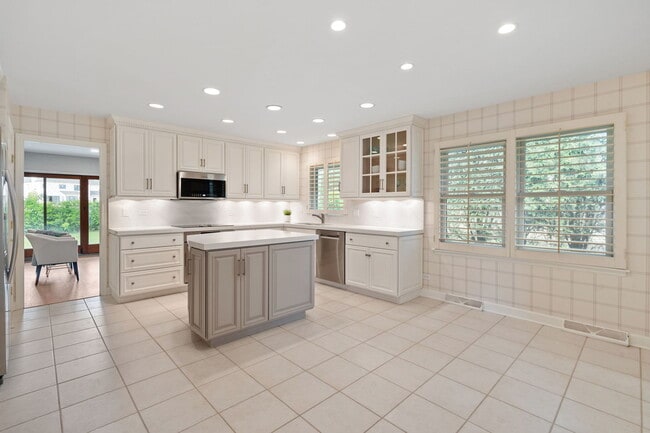 Building Photo - 4024 Picardy Dr