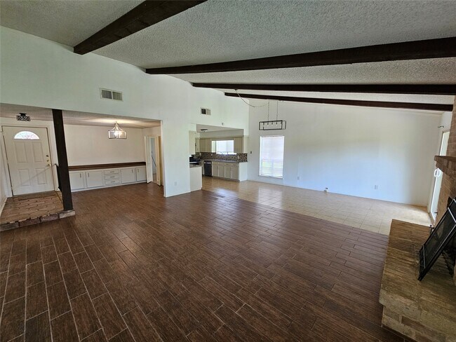 Building Photo - 221 Palm Aire Dr