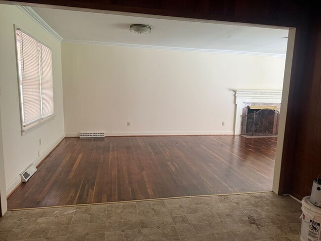 Building Photo - ComingSoon! 3 bedroom 2 bathroom home loca...