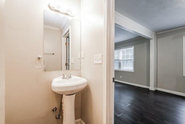 Building Photo - 1165 Wisteria Dr SW
