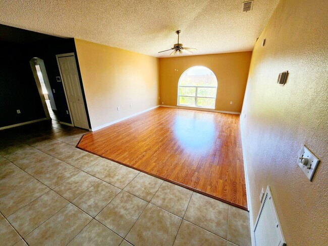 Building Photo - Spacious 4 Bedroom, 2 bath home
