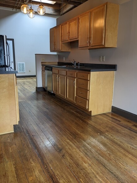Kitchen - 1133 S Washington Ave