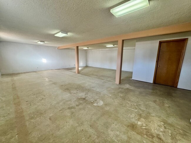 Building Photo - 4 bed, 2 bath acreage in Pickrell area