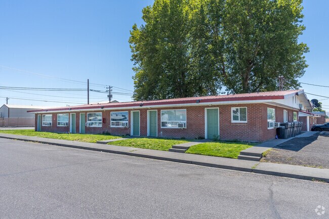 Building Photo - Courtyard Apartments