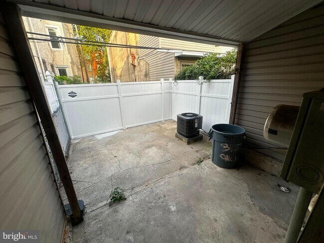 Building Photo - 315 N Holly St