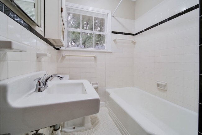 Building Photo - 4505 Larch Ln