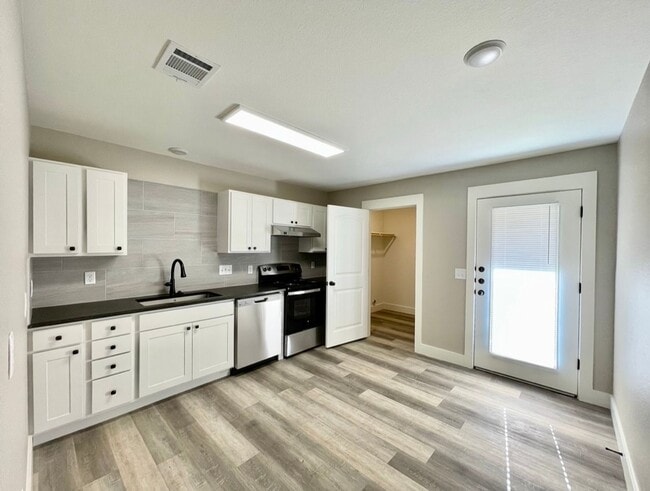 Building Photo - Modern 2 Bedroom 1 Full Bath Duplex with S...