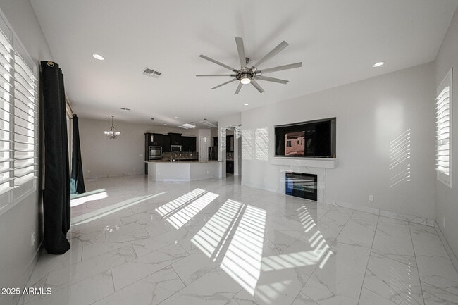 Building Photo - 6327 E Dixileta Dr