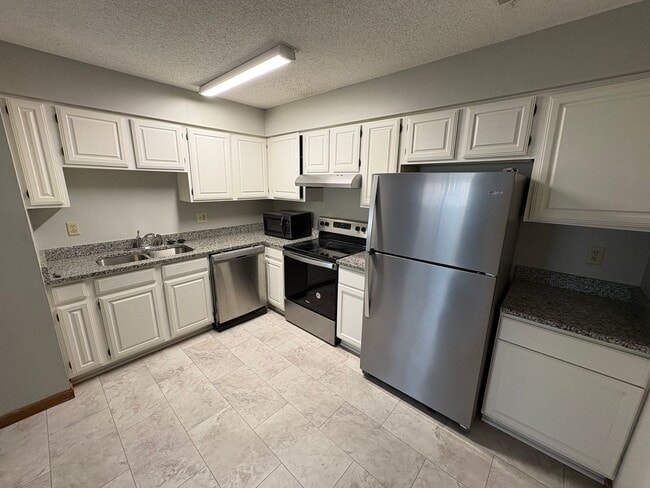 Building Photo - 4 Bedroom Apartment in Central MHK - Near Aggieville!