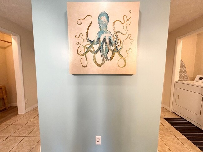 Building Photo - CALLING ALL SNOWBIRDS! Fully furnished apartment!