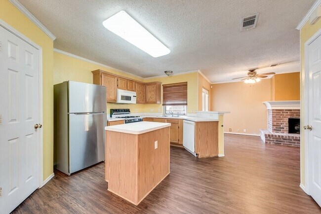 Building Photo - 220 High Pointe Ln