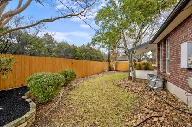 Building Photo - 2310 Falcon Dr