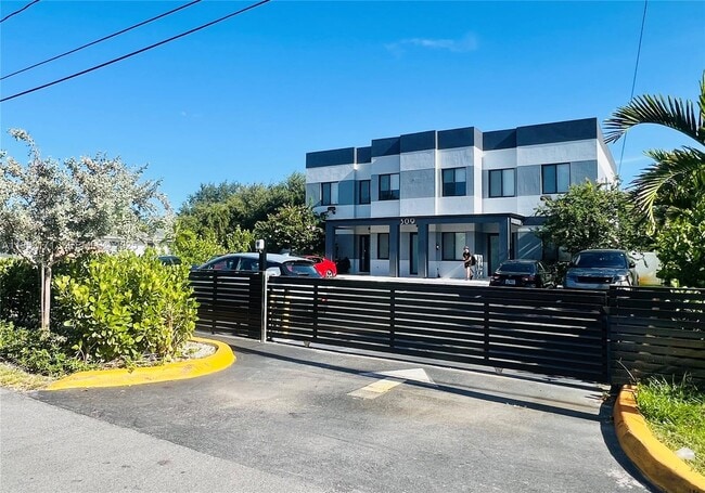 Building Photo - 309 NW 7th Ct