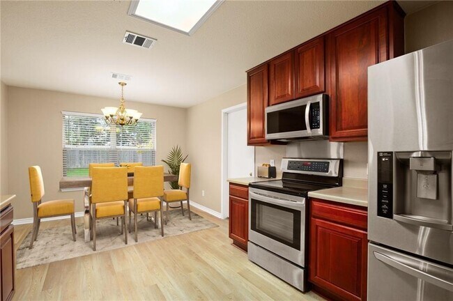 Building Photo - 2204 Cottontail Dr