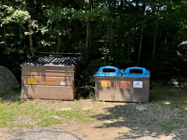 Trash / recycling - 9R Lake Dr