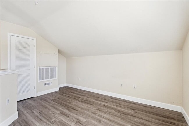 Building Photo - 5350 Dunlay Dr