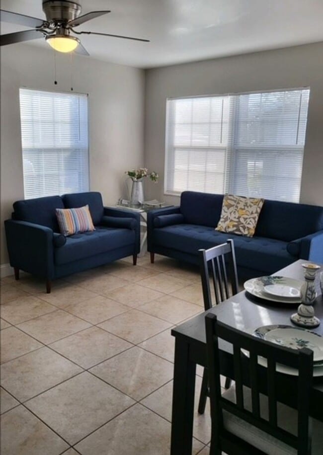 Building Photo - 2/1 Close to Downtown Tampa and University...