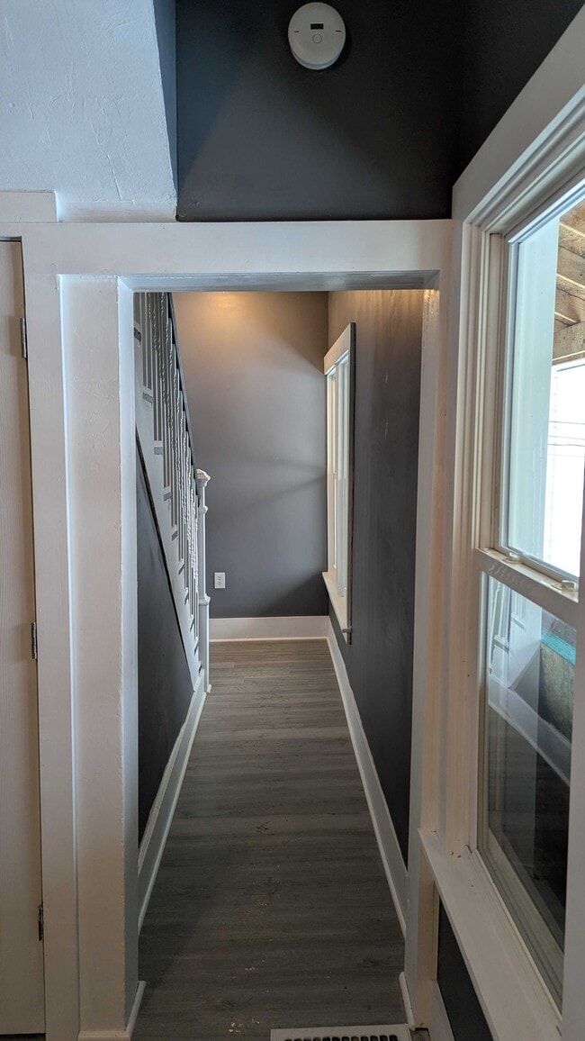 Building Photo - 812 E 3rd St