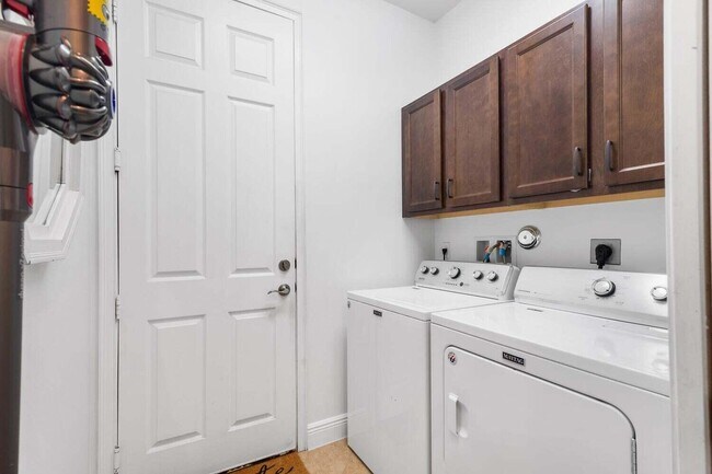 Building Photo - 12170 SW Bennington Cir