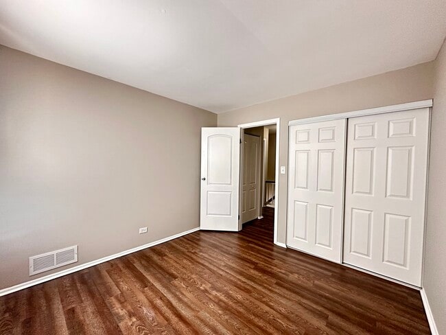 Building Photo - 1401 N Glen Cir